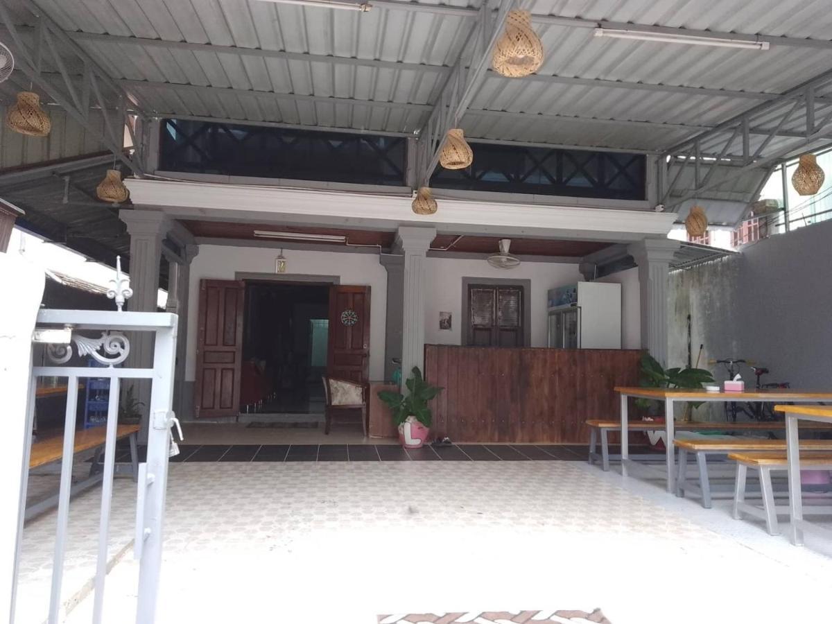 Funny Backpacker Hostel Luang Prabang Luaran gambar